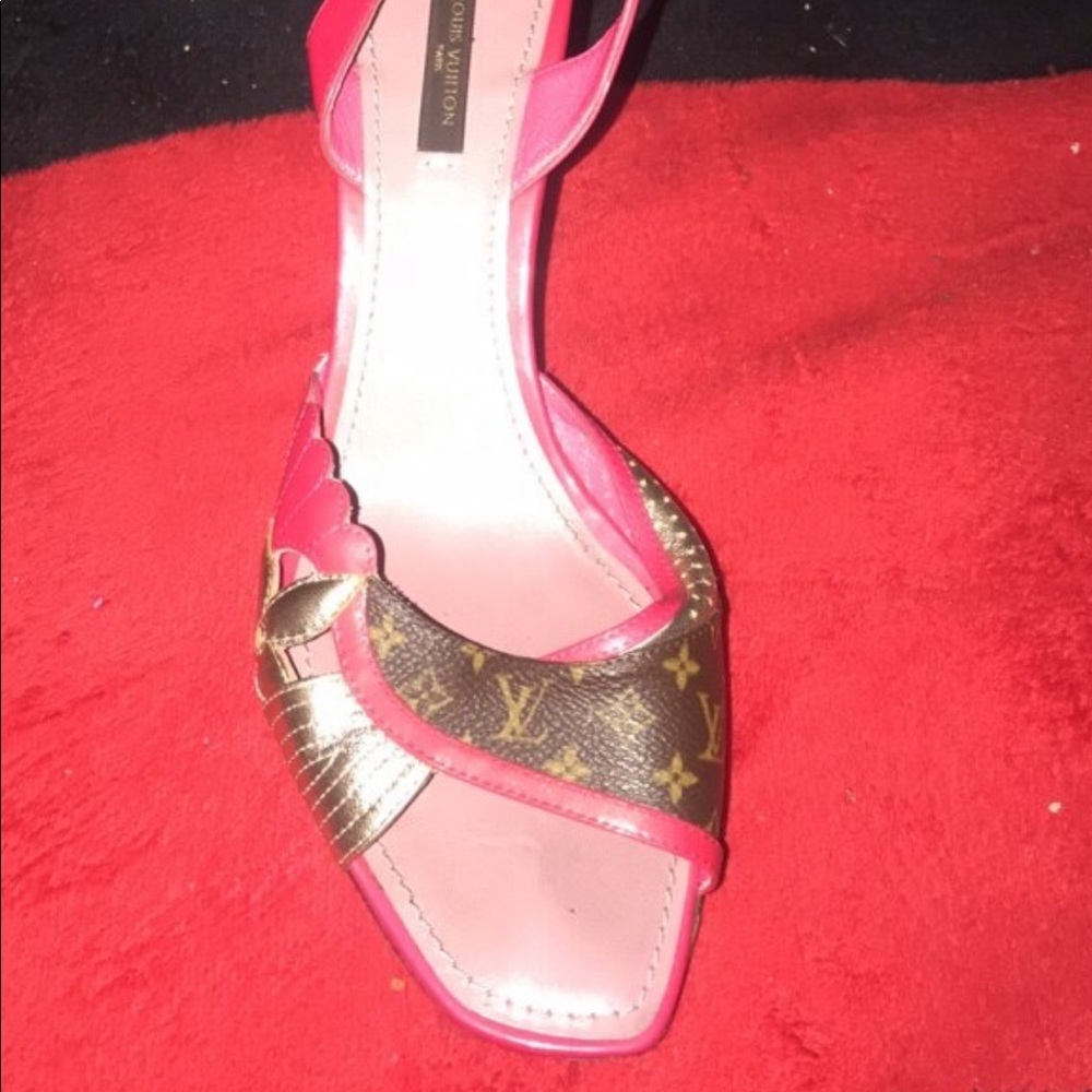 Lv shoes is vintage